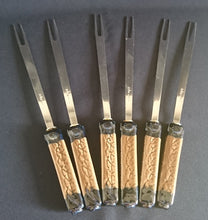 Lade das Bild in den Galerie-Viewer, 2er Set FONDUEGABELN "Studio Linie" "Brotzeit" - Edelstahl 18/0 & Keramik / Steingut, Antikes Abstraktes Holzartiges Meliertes Motiv Dekor