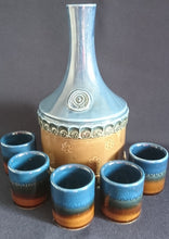 Lade das Bild in den Galerie-Viewer, 6er Set GETRÄNKEFLASCHE -KARAFFE & GETRÄNKEBECHER -KURZE / SHOTS "Brotzeit" "Studio Linie" - Keramik / Steingut, Antikes Abstraktes Kreise Striche Blüten Motiv Dekor, Bjön Wiinblad Design (BC)