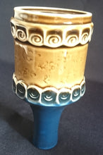 Lade das Bild in den Galerie-Viewer, 2er Set ESSIG & ÖL FLÄSCHCHEN OHNE VERSCHLUß "Brotzeit" "Studio Linie" - Keramik / Steingut, Antikes Abstraktes Kreise Striche Blüten Motiv Dekor, Bjön Wiinblad Design (BC)