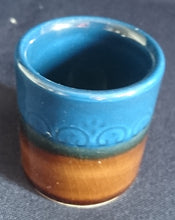 Lade das Bild in den Galerie-Viewer, GETRÄNKEBECHER -KURZE / SHOTS "Brotzeit" "Studio Linie" - Keramik / Steingut, Antikes Abstraktes Kreise Striche Blüten Motiv Dekor, Bjön Wiinblad Design (BC)