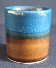 Lade das Bild in den Galerie-Viewer, GETRÄNKEBECHER -KURZE / SHOTS "Brotzeit" "Studio Linie" - Keramik / Steingut, Antikes Abstraktes Kreise Striche Blüten Motiv Dekor, Bjön Wiinblad Design (BC)