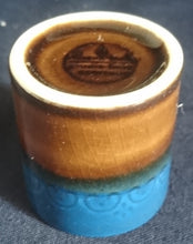 Lade das Bild in den Galerie-Viewer, 6er Set GETRÄNKEFLASCHE -KARAFFE & GETRÄNKEBECHER -KURZE / SHOTS "Brotzeit" "Studio Linie" - Keramik / Steingut, Antikes Abstraktes Kreise Striche Blüten Motiv Dekor, Bjön Wiinblad Design (BC)