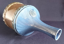 Lade das Bild in den Galerie-Viewer, 6er Set GETRÄNKEFLASCHE -KARAFFE & GETRÄNKEBECHER -KURZE / SHOTS "Brotzeit" "Studio Linie" - Keramik / Steingut, Antikes Abstraktes Kreise Striche Blüten Motiv Dekor, Bjön Wiinblad Design (BC)