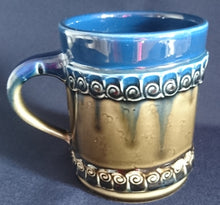 Lade das Bild in den Galerie-Viewer, GETRÄNKEKRUG "Brotzeit" "Studio Linie" - Keramik / Steingut, Antikes Abstraktes Kreise Striche Blüten Motiv Dekor, Bjön Wiinblad Design (BC)