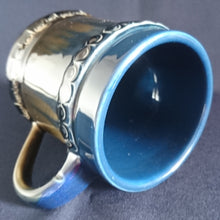 Lade das Bild in den Galerie-Viewer, GETRÄNKEKRUG "Brotzeit" "Studio Linie" - Keramik / Steingut, Antikes Abstraktes Kreise Striche Blüten Motiv Dekor, Bjön Wiinblad Design (BC)