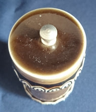 Lade das Bild in den Galerie-Viewer, GEWÜRZMÜHLE "Brotzeit" "Studio Linie" - Keramik / Steingut & Metall, Antikes Abstraktes Kreise Striche Blüten Motiv Dekor, Bjön Wiinblad Design (BC)