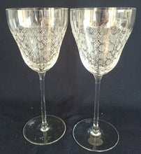 Lade das Bild in den Galerie-Viewer, ROTWEIN GETRÄNKEGLAS "Studio Linie" - Kristallglas, Geometrisches Abstraktes Punkte Tupfen Punkte Motiv Schliff Dekor