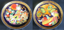 Lade das Bild in den Galerie-Viewer, 2er Set WAND SAMMELTELLER "Studio Linie" "Aladin und die Wunderlampe I & II" - Porzellan, Märchen Geschichte Gold Dekor, Björn Wiinblad Design
