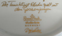 Lade das Bild in den Galerie-Viewer, 2er Set WAND SAMMELTELLER "Studio Linie" "Aladin und die Wunderlampe I & II" - Porzellan, Märchen Geschichte Gold Dekor, Björn Wiinblad Design
