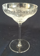 Lade das Bild in den Galerie-Viewer, LIKÖR GETRÄNKEGLAS "Studio Linie" - Kristallglas, Geometrisches Abstraktes Punkte Tupfen Punkte Motiv Schliff Dekor