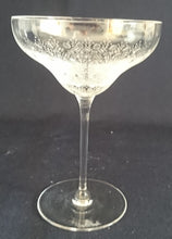 Lade das Bild in den Galerie-Viewer, 2er Set LIKÖR GETRÄNKEGLÄSER "Studio Linie" - Kristallglas, Geometrisches Abstraktes Punkte Tupfen Punkte Motiv Schliff Dekor (BC)