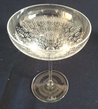 Lade das Bild in den Galerie-Viewer, 2er Set LIKÖR GETRÄNKEGLÄSER "Studio Linie" - Kristallglas, Geometrisches Abstraktes Punkte Tupfen Punkte Motiv Schliff Dekor (BC)