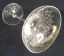 Lade das Bild in den Galerie-Viewer, LIKÖR GETRÄNKEGLAS "Studio Linie" - Kristallglas, Geometrisches Abstraktes Punkte Tupfen Punkte Motiv Schliff Dekor