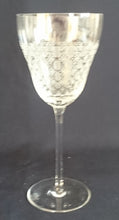 Lade das Bild in den Galerie-Viewer, ROTWEIN GETRÄNKEGLAS "Studio Linie" - Kristallglas, Geometrisches Abstraktes Punkte Tupfen Punkte Motiv Schliff Dekor