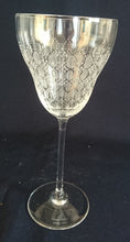 Lade das Bild in den Galerie-Viewer, WEIßWEIN~ GETRÄNKEGLAS "Studio Linie" - Kristallglas, Geometrisches Abstraktes Punkte Tupfen Punkte Motiv Schliff Dekor