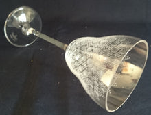 Lade das Bild in den Galerie-Viewer, WEIßWEIN~ GETRÄNKEGLAS "Studio Linie" - Kristallglas, Geometrisches Abstraktes Punkte Tupfen Punkte Motiv Schliff Dekor