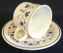 Lade das Bild in den Galerie-Viewer, KAFFFETASSE - Keramik / Steingut, Flora Blumenblüten Ranken Pflanzen Blatt Blätter Motiv Dekor