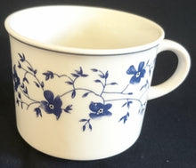 Lade das Bild in den Galerie-Viewer, KAFFFETASSE - Keramik / Steingut, Flora Blumenblüten Ranken Pflanzen Blatt Blätter Motiv Dekor