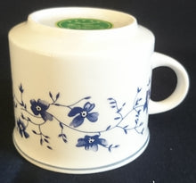 Lade das Bild in den Galerie-Viewer, 2er Set KAFFFETASSEN - Keramik / Steingut, Flora Blumenblüten Ranken Pflanzen Blatt Blätter Motiv Dekor