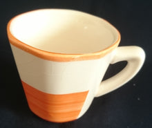 Lade das Bild in den Galerie-Viewer, KAFFEETASSE - Keramik / Steingut, Wirbel Kreise Spirale Rand Motiv Dekor (BC)