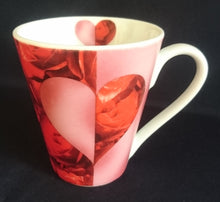 Lade das Bild in den Galerie-Viewer, KAFFEETASSE - Porzellan, Herzen Rosenstrauß Flora Beet Motiv Dekor (BC)