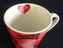 Lade das Bild in den Galerie-Viewer, KAFFEETASSE - Porzellan, Herzen Rosenstrauß Flora Beet Motiv Dekor (BC)