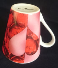Lade das Bild in den Galerie-Viewer, KAFFEETASSE - Porzellan, Herzen Rosenstrauß Flora Beet Motiv Dekor (BC)