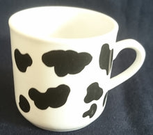 Lade das Bild in den Galerie-Viewer, ESPRESSOTASSE - Porzellan, Wolken Kuh Flecken Motiv Dekor