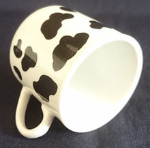 Lade das Bild in den Galerie-Viewer, ESPRESSOTASSE - Porzellan, Wolken Kuh Flecken Motiv Dekor