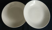 Lade das Bild in den Galerie-Viewer, SUPPENTELLER - Porzellan, Einfärbiges Linien Striche Relief Motiv Dekor