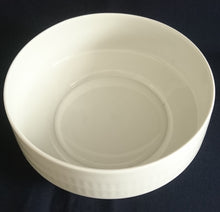 Lade das Bild in den Galerie-Viewer, BEILAGEN~ SERVIERSCHÜSSEL - Porzellan, Breiter Blauer Linien Striche Relief Motiv Dekor