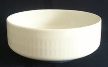 Lade das Bild in den Galerie-Viewer, BEILAGEN~ SERVIERSCHÜSSEL - Porzellan, Breiter Blauer Linien Striche Relief Motiv Dekor