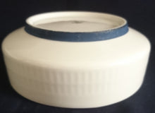 Lade das Bild in den Galerie-Viewer, BEILAGEN~ SERVIERSCHÜSSEL - Porzellan, Breiter Blauer Linien Striche Relief Motiv Dekor