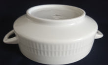 Lade das Bild in den Galerie-Viewer, BEILAGENSCHÜSSEL OHNE DECKEL - Porzellan, Einfärbiges Linien Striche Relief Motiv Dekor