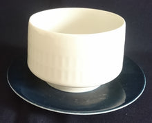 Lade das Bild in den Galerie-Viewer, SAUCIER~ BEILAGENSCHALE MIT UNTERTELLER - Porzellan, Breiter Blauen Rand Linien Striche Relief Motiv Dekor