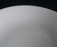 Lade das Bild in den Galerie-Viewer, SUPPENTELLER - Porzellan, Einfärbiges Linien Striche Relief Motiv Dekor