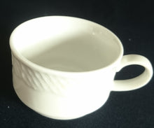 Lade das Bild in den Galerie-Viewer, KAFFEETASSE - Porzellan, Geometrisch Striche Linien Wellen Relief Motiv Dekor (BC)