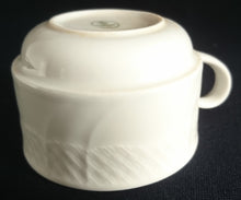 Lade das Bild in den Galerie-Viewer, KAFFEETASSE - Porzellan, Geometrisch Striche Linien Wellen Relief Motiv Dekor (BC)