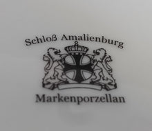 Lade das Bild in den Galerie-Viewer, SPEISETELLER - Porzellan, Flora Blatt Blätter Abstrakt Viereck Motiv Dekor