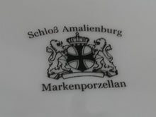 Lade das Bild in den Galerie-Viewer, SUPPENTELLER - Porzellan, Flora Blatt Blätter Abstrakt Viereck Motiv Dekor