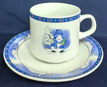 Lade das Bild in den Galerie-Viewer, 2er Set 3er KAFFEEGEDECKE - Porzellan, Advent Weihnachten Winter Schnee Baum Bäume Rand Symbole Motiv Dekor