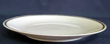 Lade das Bild in den Galerie-Viewer, DESSERTTELLER - Porzellan, Breiter Platin Linien Dekorrand Motiv