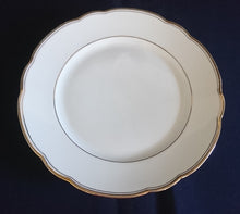 Lade das Bild in den Galerie-Viewer, 2er Set DESSERTTELLER - Porzellan, Goldlinien Doppelt Gewölbter Rand Relief Motiv Dekor