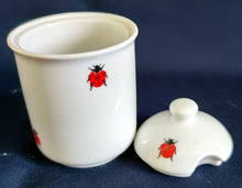 Lade das Bild in den Galerie-Viewer, SENF~ SERVIERBEHÄLTER MIT DECKEL "Käfer" - Porzellan, Fauna Käfer Insekten Motiv Dekor