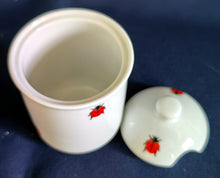 Lade das Bild in den Galerie-Viewer, SENF~ SERVIERBEHÄLTER MIT DECKEL "Käfer" - Porzellan, Fauna Käfer Insekten Motiv Dekor