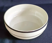 Lade das Bild in den Galerie-Viewer, SALAT~ SERVIERSCHALE - Porzellan, Breiter Platin Linien Dekorrand Motiv