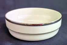 Lade das Bild in den Galerie-Viewer, 2er Set SALAT~ SERVIERSCHALEN - Porzellan, Breiter Platin Linien Dekorrand Motiv