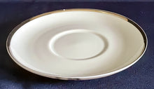 Lade das Bild in den Galerie-Viewer, 2er Set SUPPENTASSE & UNTERTELLER Porzellan, Breiter Platin Linien Dekorrand Motiv