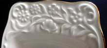 Lade das Bild in den Galerie-Viewer, BEILAGEN~ SCHALENPLATTE - Porzellan, Goldrand Flora Rosen Blumenblüten Relief Motiv Dekor (BC)