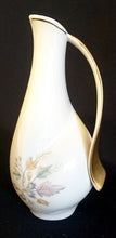 Lade das Bild in den Galerie-Viewer, BLUMENVASE MIT GRIFF- Porzellan, Goldrand Griff Flora Pflanzen Blumen Blüten Motiv Dekor